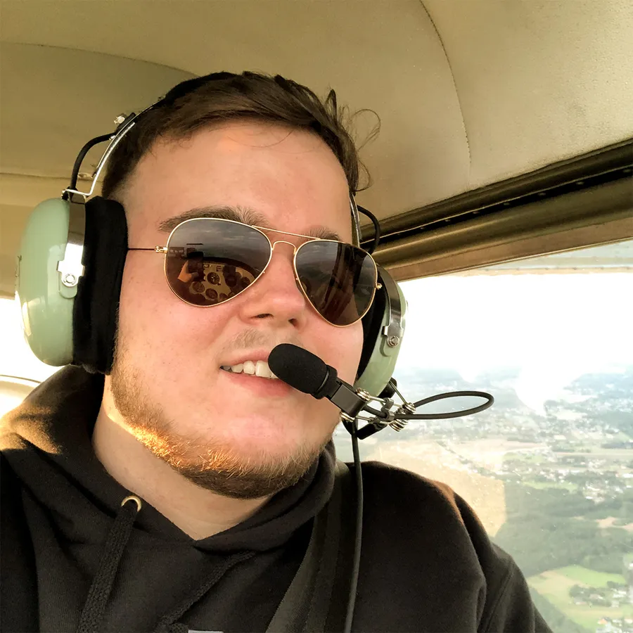 Gabriel Wójtowicz w terenie z dronem